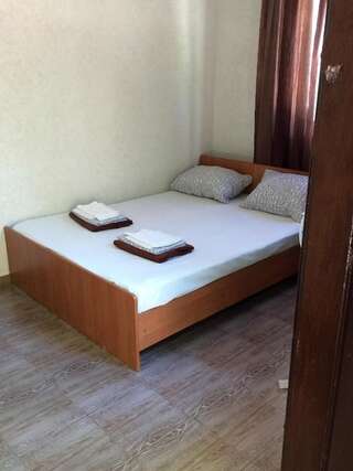 Гостиница Arina Витязево Трехместный номер эконом-класса с общей ванной комнатой-3
