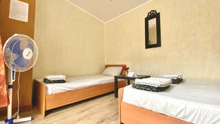 Гостиница Арина Витязево Трехместный номер с общим туалетом-2