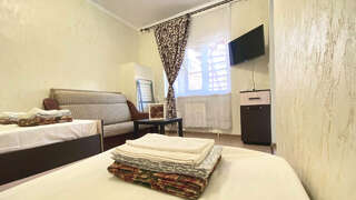 Гостиница Арина Витязево Трехместный номер с собственной ванной комнатой-2